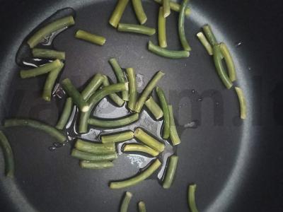 Keptuvė su raugintais kopūstais, česnako stiebais, lavašu ir sūriu Žingsnis 1