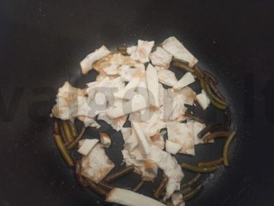 Keptuvė su raugintais kopūstais, česnako stiebais, lavašu ir sūriu Žingsnis 2