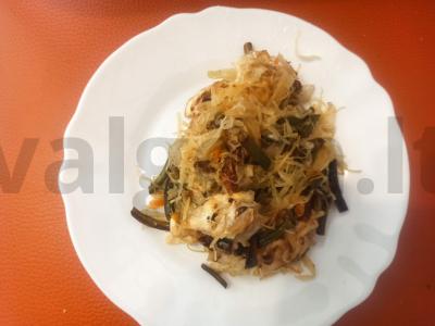 Keptuvė su raugintais kopūstais, česnako stiebais, lavašu ir sūriu pagrindine nuotrauka