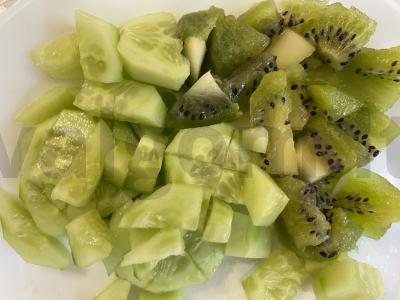 Žaliasis smoothie su agurku, kiviu ir šviežiu krapu Žingsnis 1