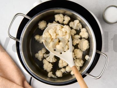 Daržovių okroška su ridikais ir žiediniais kopūstais Žingsnis 3