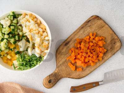 Daržovių okroška su ridikais ir žiediniais kopūstais Žingsnis 4