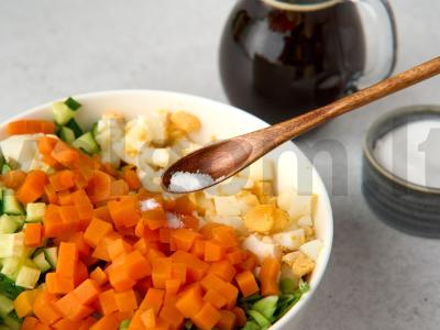 Daržovių okroška su ridikais ir žiediniais kopūstais Žingsnis 5