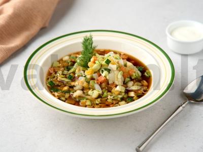 Daržovių okroška su ridikais ir žiediniais kopūstais pagrindine nuotrauka