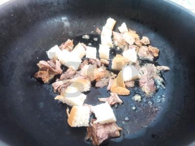 Omletas su virta kiauliena ir kvietiniais skrudintais duonelėmis Žingsnis 2