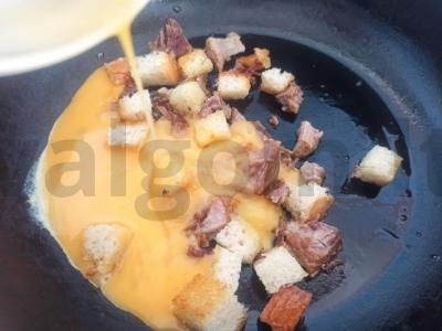 Omletas su virta kiauliena ir kvietiniais skrudintais duonelėmis Žingsnis 3