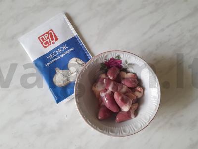 Kepti vištienos širdelės su džiovintu česnaku Žingsnis 1