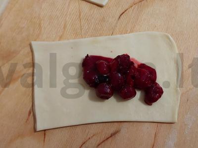 Vyniotinis su vyšniomis Žingsnis 4