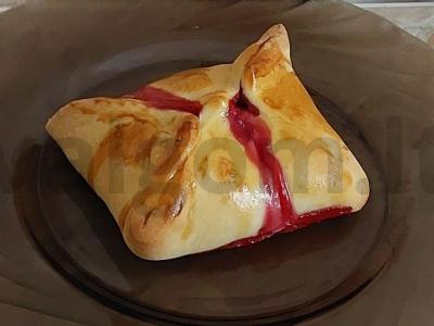 Vyniotinis su vyšniomis pagrindine nuotrauka