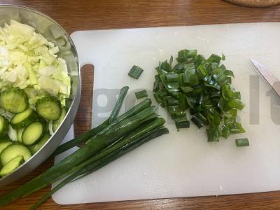 Daržovių ir žolelių salotas su augaliniu aliejumi Žingsnis 3