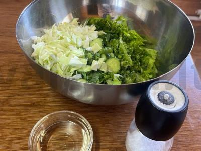 Daržovių ir žolelių salotas su augaliniu aliejumi Žingsnis 4