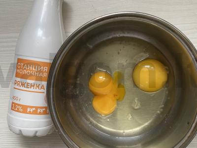 Ploni blynai su raugintu pienu ir verdančiu vandeniu Žingsnis 1