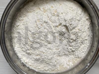 Ploni blynai su raugintu pienu ir verdančiu vandeniu Žingsnis 4