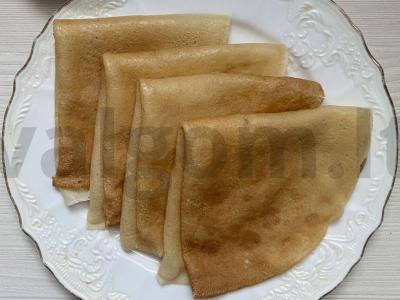 Ploni blynai su raugintu pienu ir verdančiu vandeniu pagrindine nuotrauka