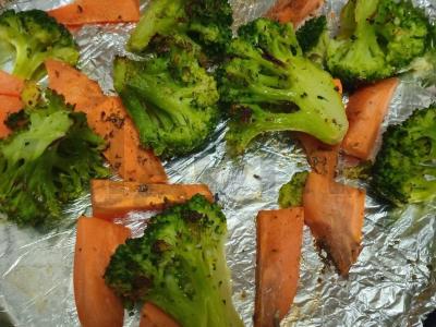 Jautienos steikas, kepamas kokosų aliejuje su brokolių ir batatų garnyru Žingsnis 5