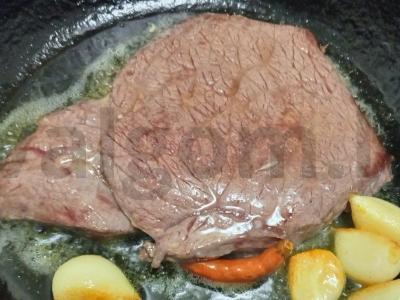 Jautienos steikas, kepamas kokosų aliejuje su brokolių ir batatų garnyru Žingsnis 8