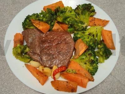 Jautienos steikas, kepamas kokosų aliejuje su brokolių ir batatų garnyru pagrindine nuotrauka