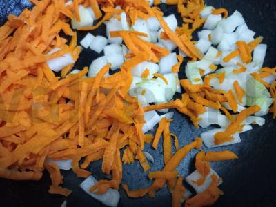 Bulgūras su daržovėmis ir kiaulienos faršu Žingsnis 1