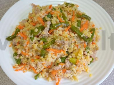 Bulgūras su daržovėmis ir kiaulienos faršu pagrindine nuotrauka