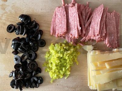 Pica su vyšniniais pomidorais ir dešra Žingsnis 2