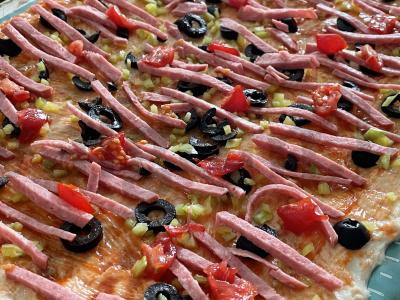 Pica su vyšniniais pomidorais ir dešra Žingsnis 4