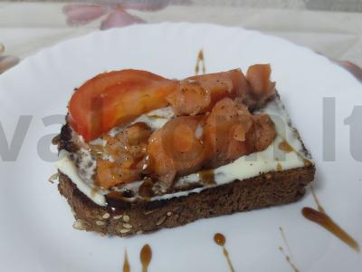 Sumuštinis su raudonąja žuvimi pagrindine nuotrauka