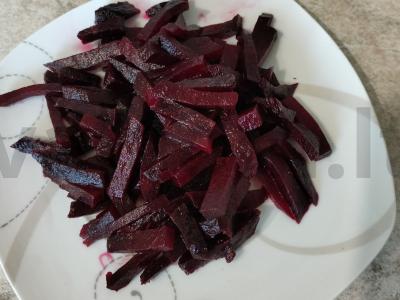 Dietinis burokėlių salotas su kietuoju sūriu ir česnaku Žingsnis 2