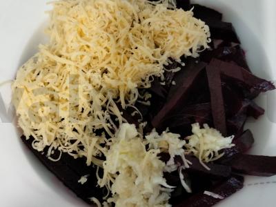 Dietinis burokėlių salotas su kietuoju sūriu ir česnaku Žingsnis 3