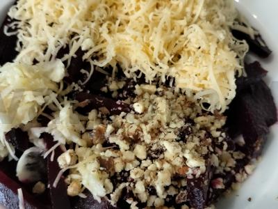 Dietinis burokėlių salotas su kietuoju sūriu ir česnaku Žingsnis 4