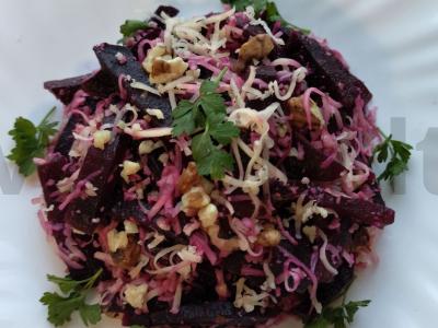 Dietinis burokėlių salotas su kietuoju sūriu ir česnaku pagrindine nuotrauka