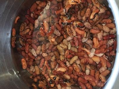 Skani pupelė pomidorų padaže su daržovėmis Žingsnis 1