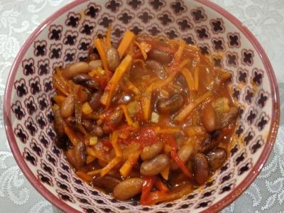 Skani pupelė pomidorų padaže su daržovėmis pagrindine nuotrauka