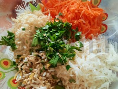 Salotos su ridikėliais, mung pupelių daigais ir salierų šaknimi Žingsnis 4