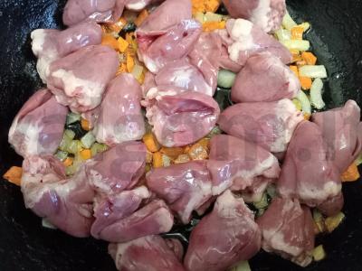 Troškinti vištienos širdelės su kuskuso garnyru Žingsnis 3