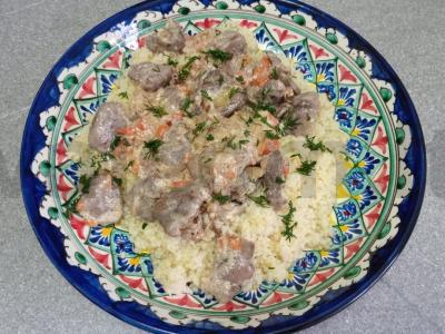 Troškinti vištienos širdelės su kuskuso garnyru pagrindine nuotrauka