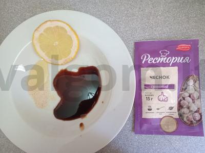 Salotas su šonine ir citrinos-česnako padažu Žingsnis 4