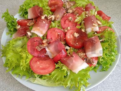 Salotas su šonine ir citrinos-česnako padažu pagrindine nuotrauka