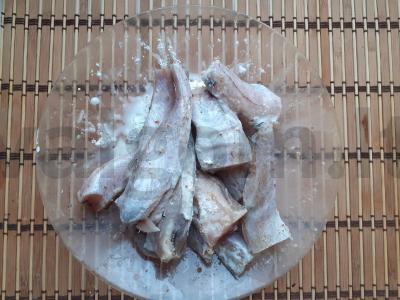 Troškintas menkė su svogūnais ir kalendromis Žingsnis 1