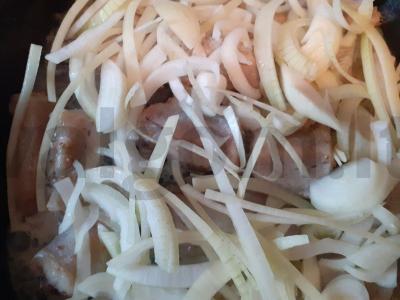 Troškintas menkė su svogūnais ir kalendromis Žingsnis 3