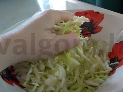 Kopūstų ir žaliųjų žirnelių salotas Žingsnis 2