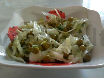 Kopūstų ir žaliųjų žirnelių salotas pagrindine nuotrauka