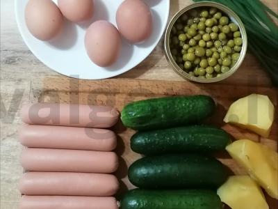 Olivjė su šviežiais agurkais ir dešrelėmis Žingsnis 1