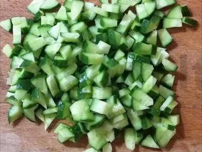 Olivjė su šviežiais agurkais ir dešrelėmis Žingsnis 4