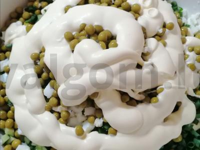 Olivjė su šviežiais agurkais ir dešrelėmis Žingsnis 7