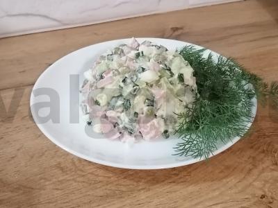 Olivjė su šviežiais agurkais ir dešrelėmis pagrindine nuotrauka