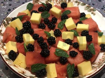 Salotas su arbūzu ir sūriu pagrindine nuotrauka