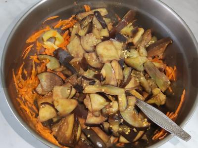 Korejiškai paruošti baklažanai su morkomis ir paprikomis Žingsnis 7