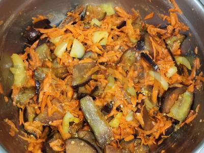 Korejiškai paruošti baklažanai su morkomis ir paprikomis pagrindine nuotrauka