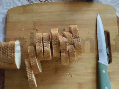 Bagetas su kiaušiniu ir sūriu pusryčiams Žingsnis 1