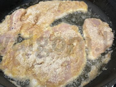 Vištienos kotletai džiūvėsėliuose keptuvėje Žingsnis 7